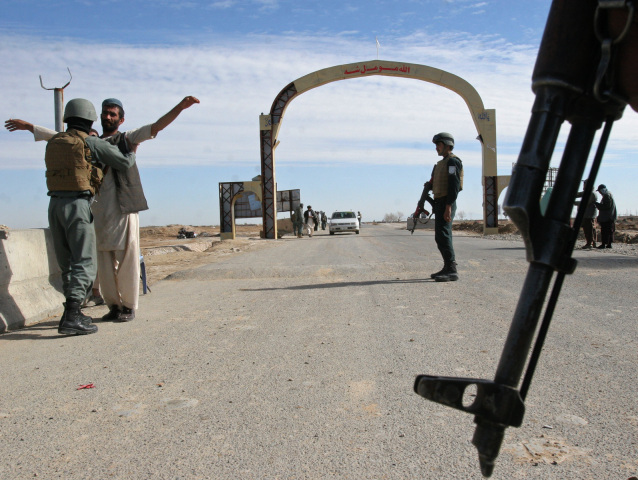Afganistan, Taliban, vojaci, kontrola, armáda, zbrane, zbra§, puška,