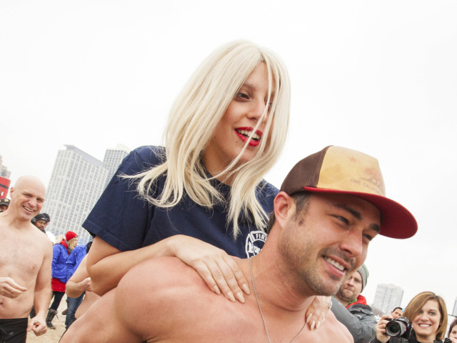 Herec Taylor Kinney a jeho snúbenica - speváčka Lady Gaga