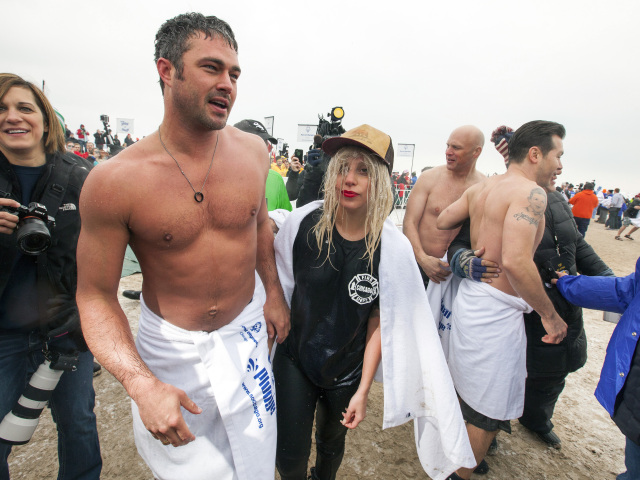 Herec Taylor Kinney a jeho snúbenica - speváčka Lady Gaga