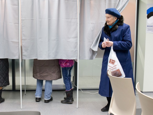 voľby, parlamentné voľby, voliči, urna, Estónsko, Tallin,