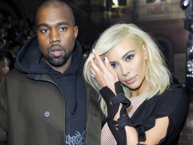 Raper Kanye West a jeho manželka Kim Kardashian pred štartom prehliadky Lanvin v Paríži. 