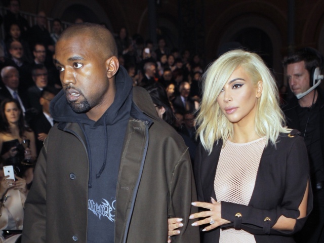 Raper Kanye West a jeho manželka Kim Kardashian pred štartom prehliadky Lanvin v Paríži. 