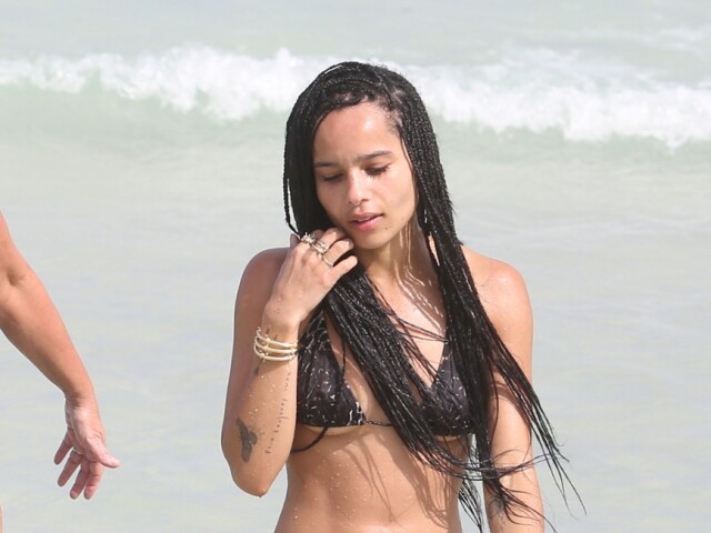 Herečka Zoe Kravitz v bikinách na Miami. 