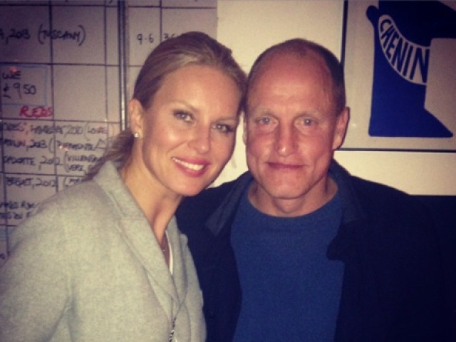 Modelka a herečka Simona Krainová na snímke s Woodym Harrelsonom. 