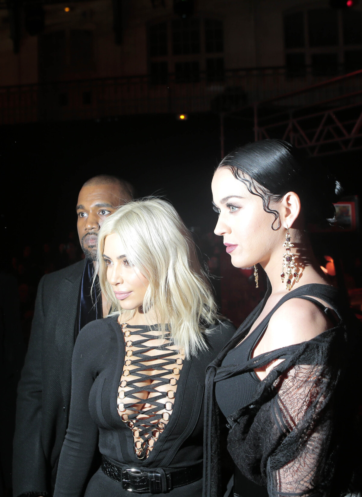 Kim Kardashian West (v strede) a Kanye West pózujú so speváčkou Katy Perry
