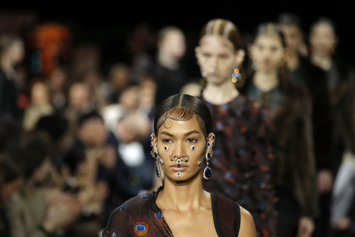 Prehliadka módneho domu Givenchy - kolekcia jeseň-zima 2015/2016.
