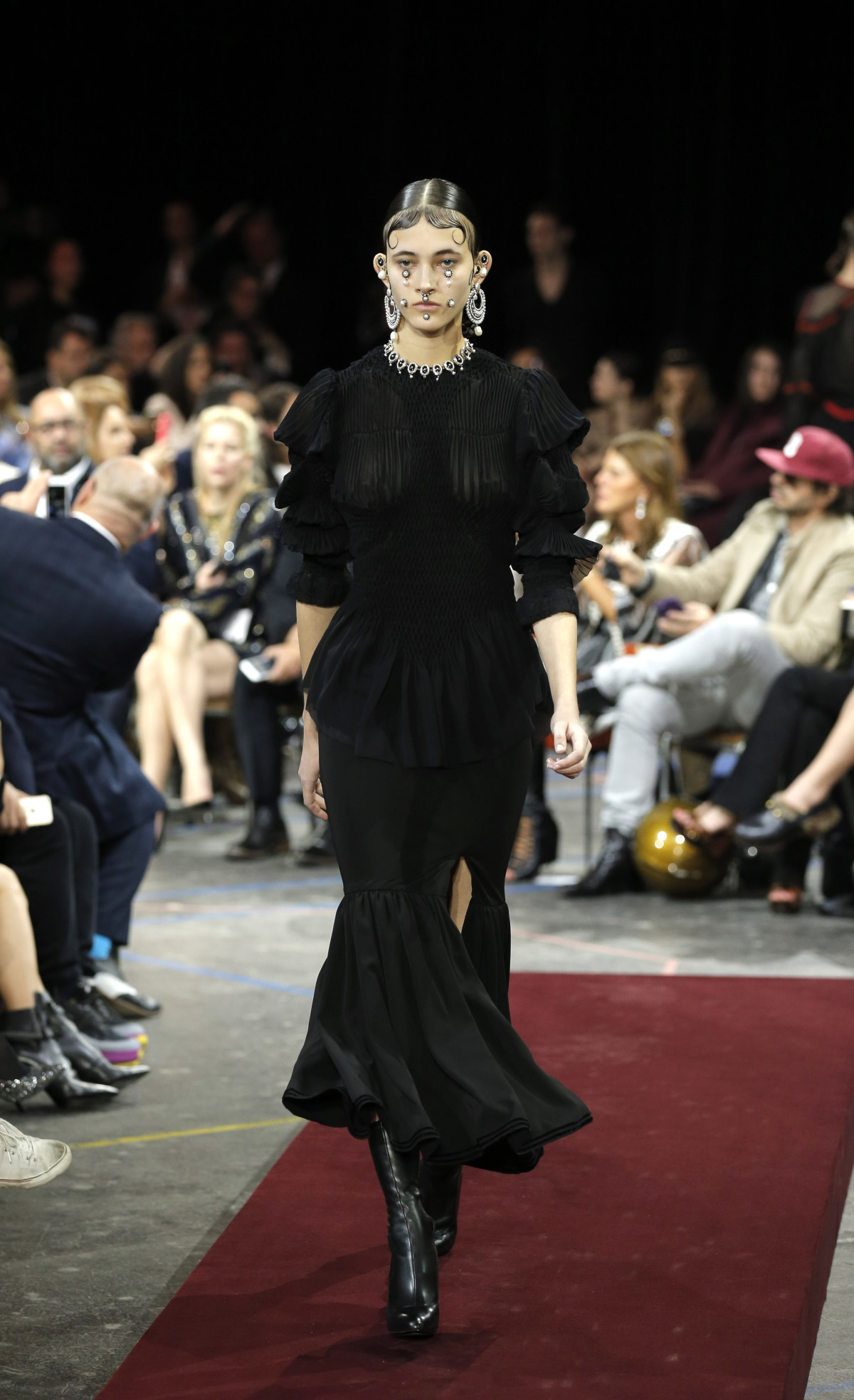Paris Fashion Prehliadka módneho domu Givenchy - kolekcia jeseň-zima 2015/2016.