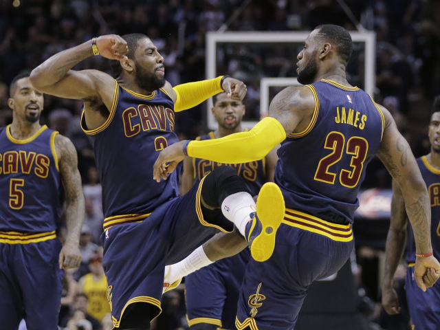 Kyrie Irving, LeBron James, basketbal, Cleveland