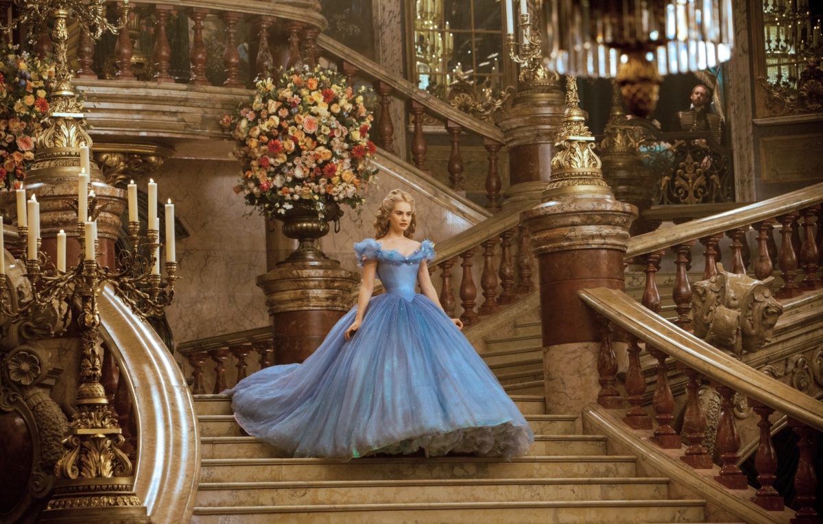 Záber z filmu Popoluška, v ktorom hlavnú rolu stvárnila britská herečka Lily James.