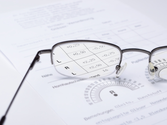 okuliare, šošovka, sklá, presbyopia, myopia, krátkozrakosť, ďalekozrakosť, očný lekár, zrak