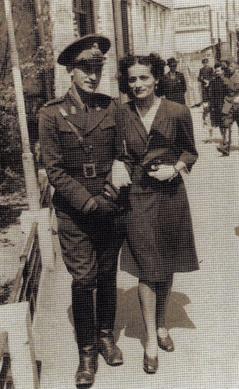 Zaľúbený pár Ion Şiugariu a Lucia Stroescová v máji 1943.