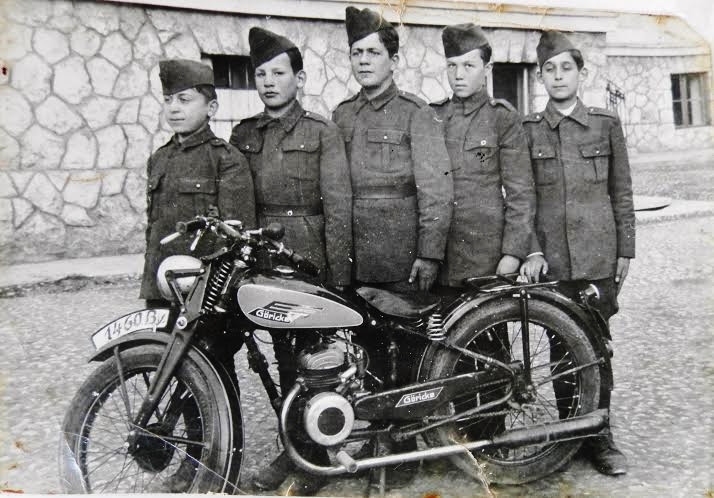 Tisovec, január 1945, v rumunskej armáde boli aj chlapci. Jeden z nich Miron Iustin ešte žije.