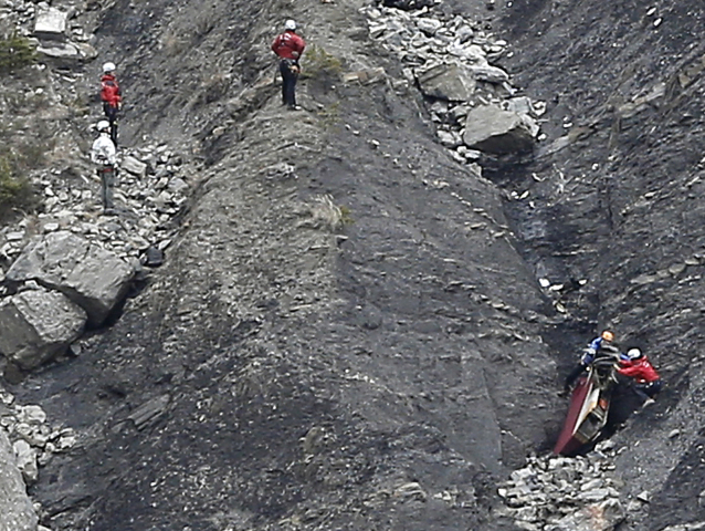 Germanwings, letecké nešťastie, záchranári, havarované lietadlo, pátranie