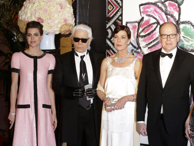 Albert z Monaka (vpravo), jeho sestra - princezná Caroline (druhá sprava) spoločne s dizajnérom Karlom Lagerfeldom a dcérou Charlotte Casiraghi 