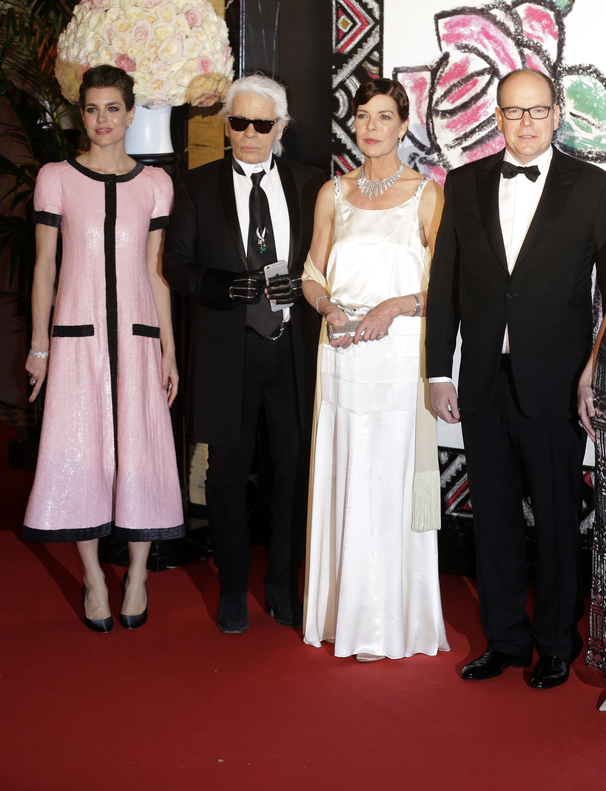 Albert z Monaka (vpravo), jeho sestra - princezná Caroline (druhá sprava) spoločne s dizajnérom Karlom Lagerfeldom a dcérou Charlotte Casiraghi 