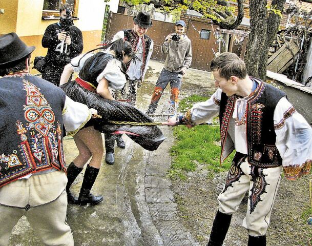 Veľká noc, oblievačka, šibačka, zvyky, tradície, kroje,