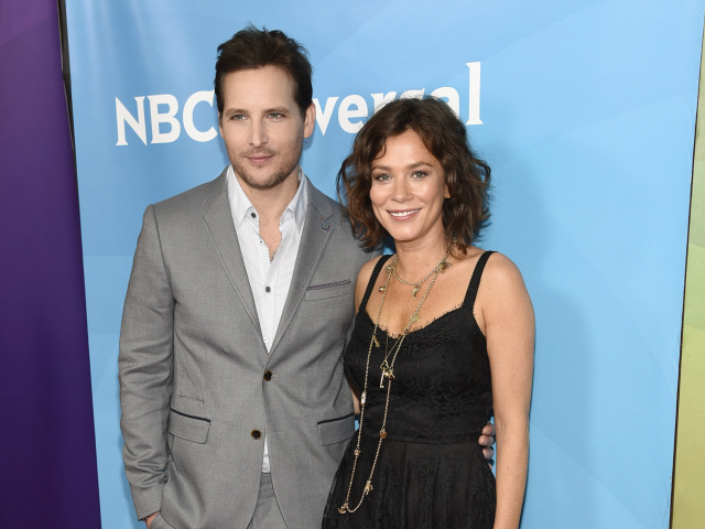 Herec Peter Facinelli a jeho britská kolegyňa Anna Friel.