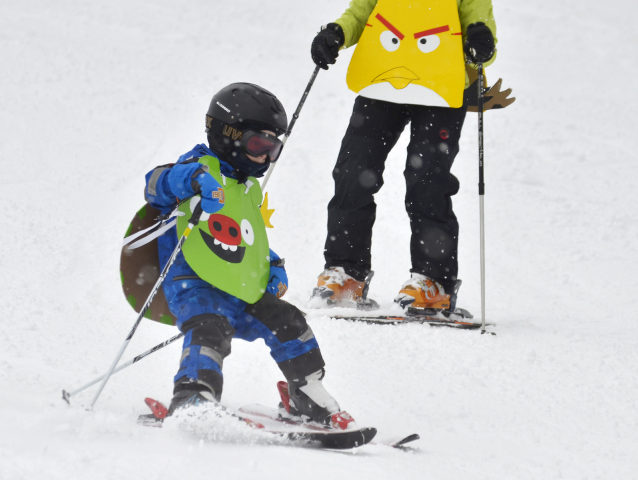 Karneval masiek na lyžiach, masky, lyžovačka, lyžiari, Štrbské Pleso, sneh, Tatry