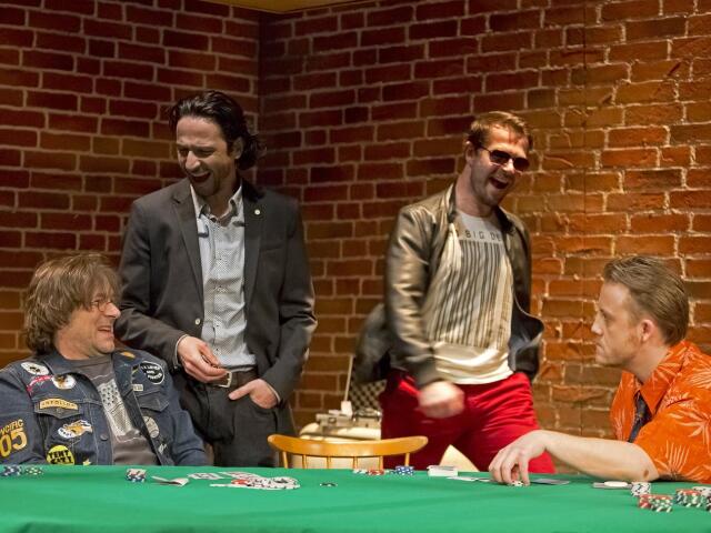 Igor Kasala (kuchár Sweeney), Boris Srník (čašník Frankie), Lukáš Šepták (Carl) a Michal Novodomský (čašník Mugsy) v inscenácii Dílerova voľba.