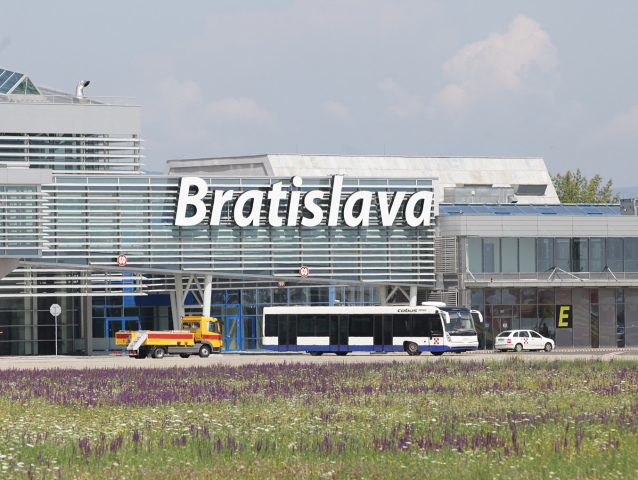 Cestovanie lietadlom, lietadlá, bratislavské letisko, letisko Milana Rastislava Štefánika, cestujúci, dovolenkujúci