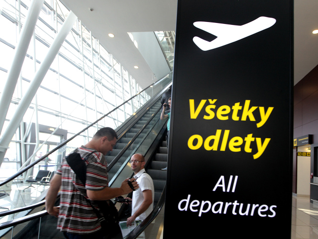 Cestovanie lietadlom, lietadlá, bratislavské letisko, letisko Milana Rastislava Štefánika, cestujúci. odletová hala