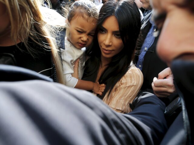 Kim Kardashian drží dcérku North West 