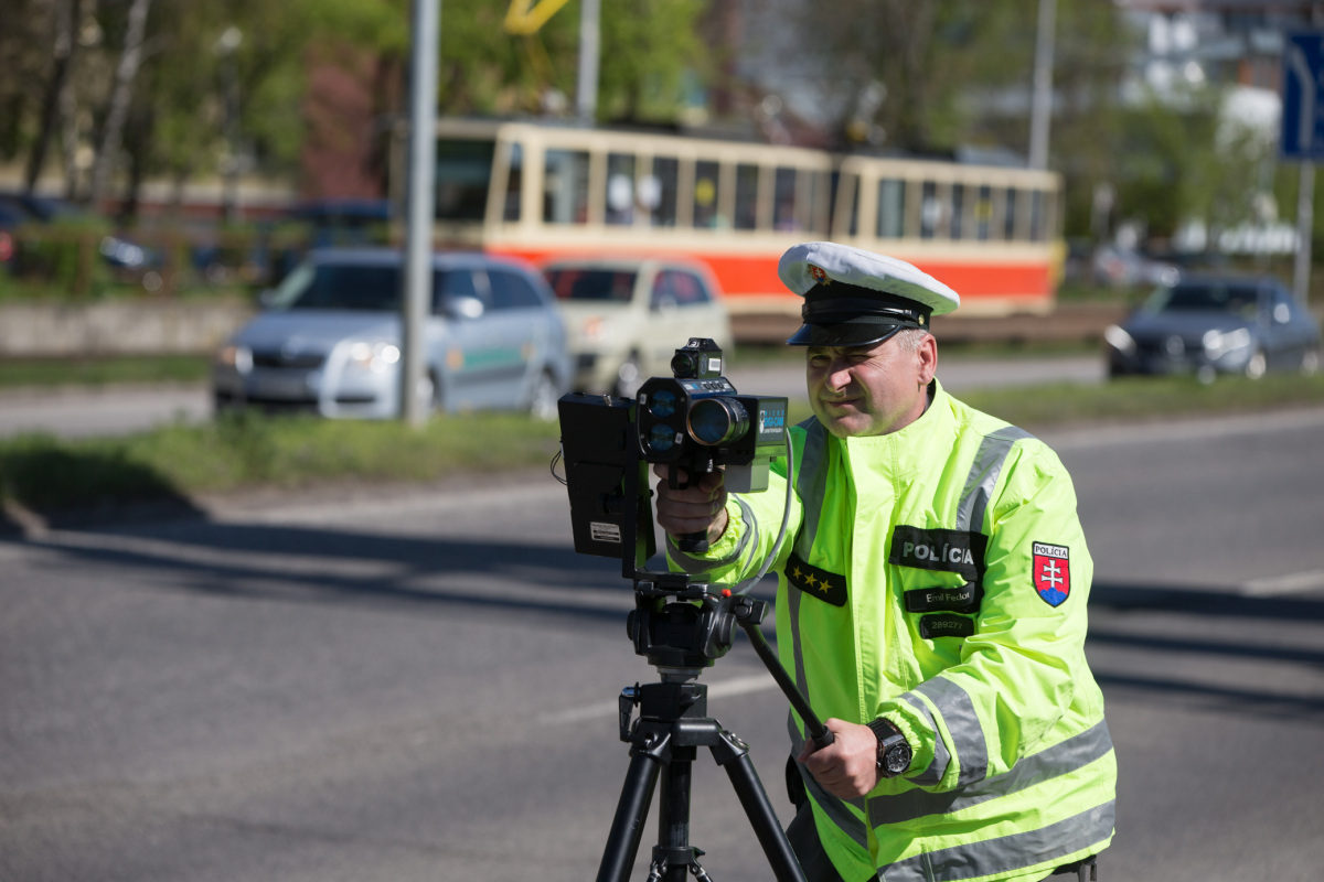 polícia, radar, meranie rýchlosti, rýchlostný maratón