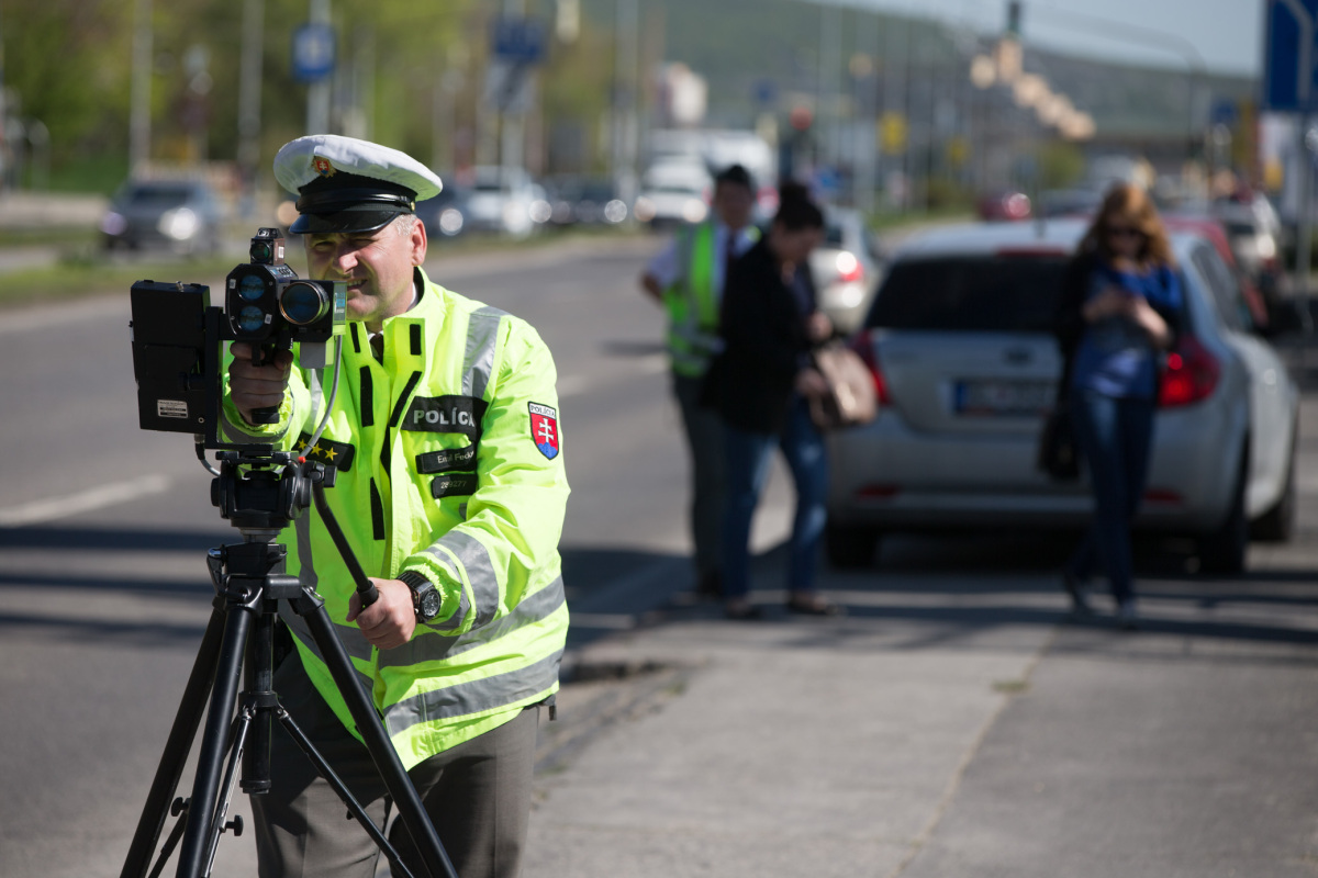 polícia, radar, meranie rýchlosti
