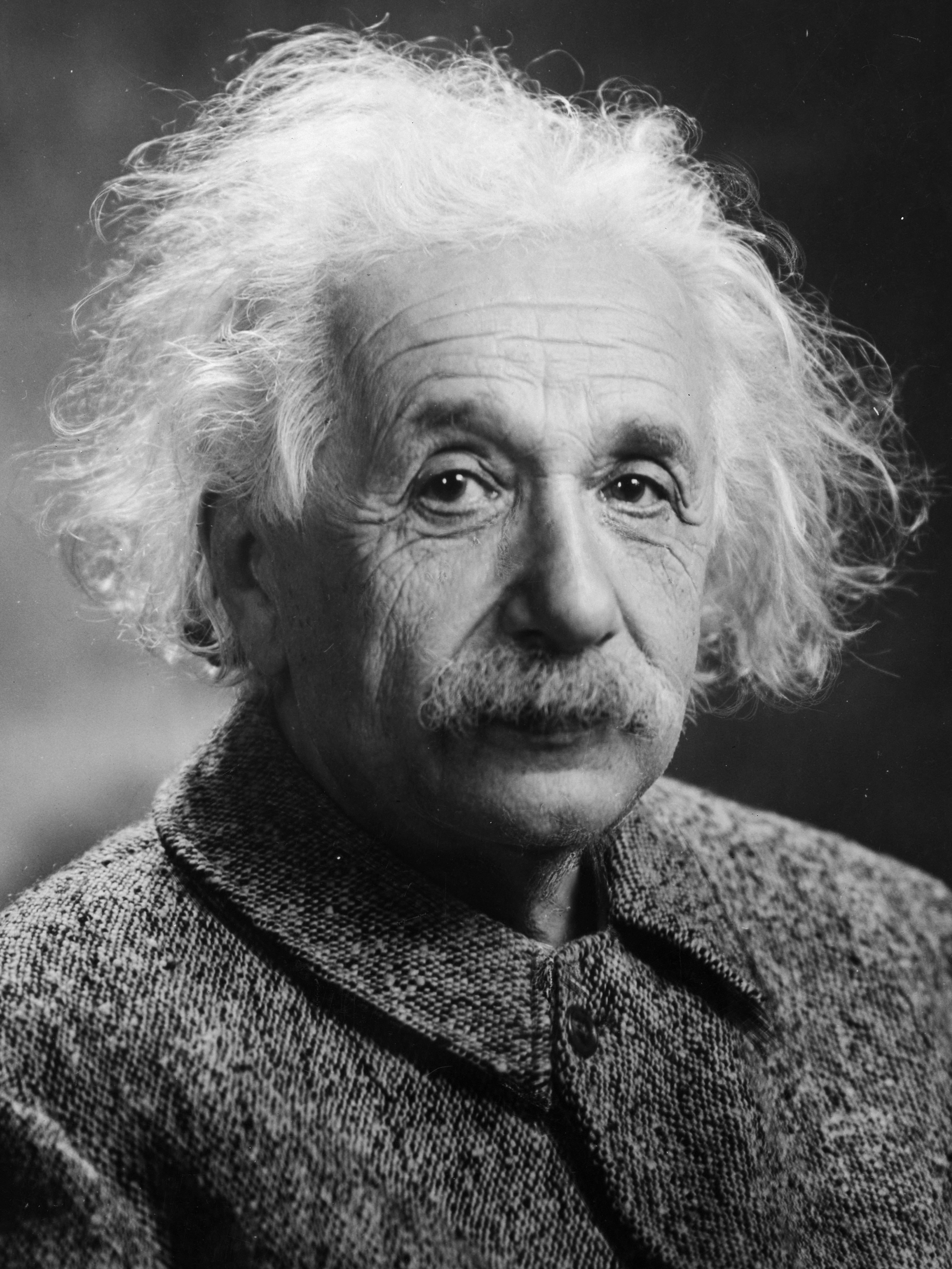 Albert Einstein na portréte z roku 1947.