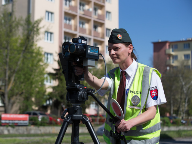 polícia meranie rýchlosti radar, policajtka, cestná polícia