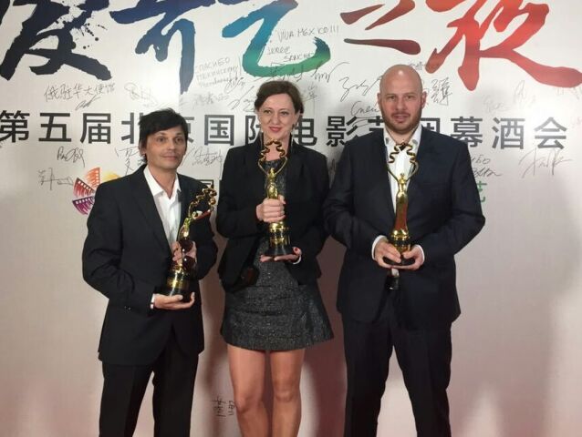 Režisér Jaro Vojtek, herečka Éva Bándor a producent Mátyás Prikler s cenami, ktoré ich snímka Deti získala na festivale v Pekingu.