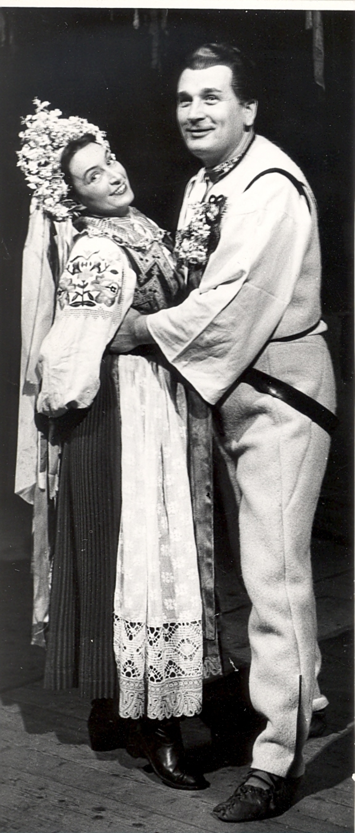 E.Suchon Krutnava  1949 - Margita Cesanyiova ako Katrena  Stefan Hoza ako Ondrej - foto Podhorsky