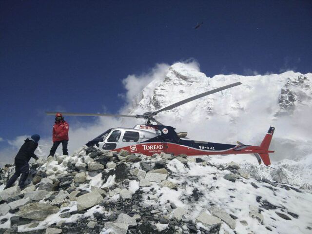 mount everest, vrtuľník, evakuácia