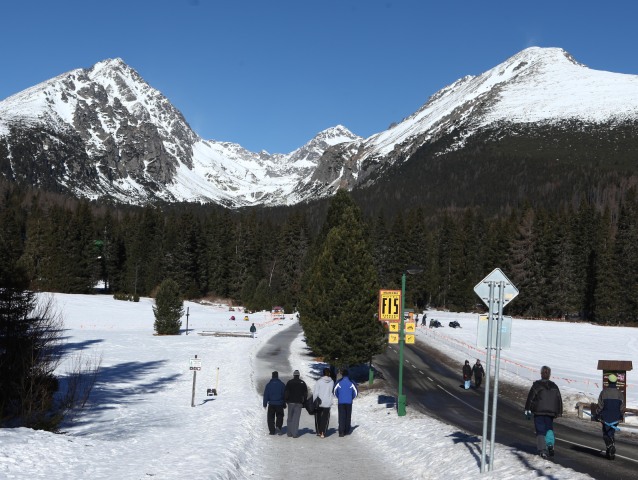 Vysoké Tatry, turista, turistika, hory, sneh, cestovný ruch, Štrbské pleso,