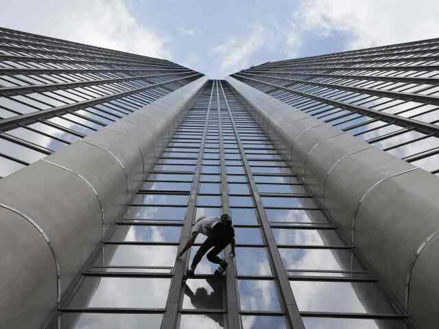 Alain Robert, lezec, mrakodrap, Paríž