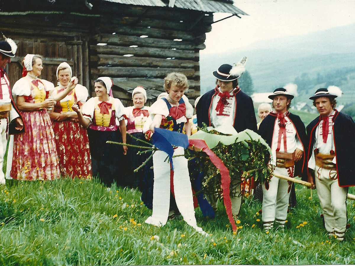 stavanie mája, máj, ľudové zvyky