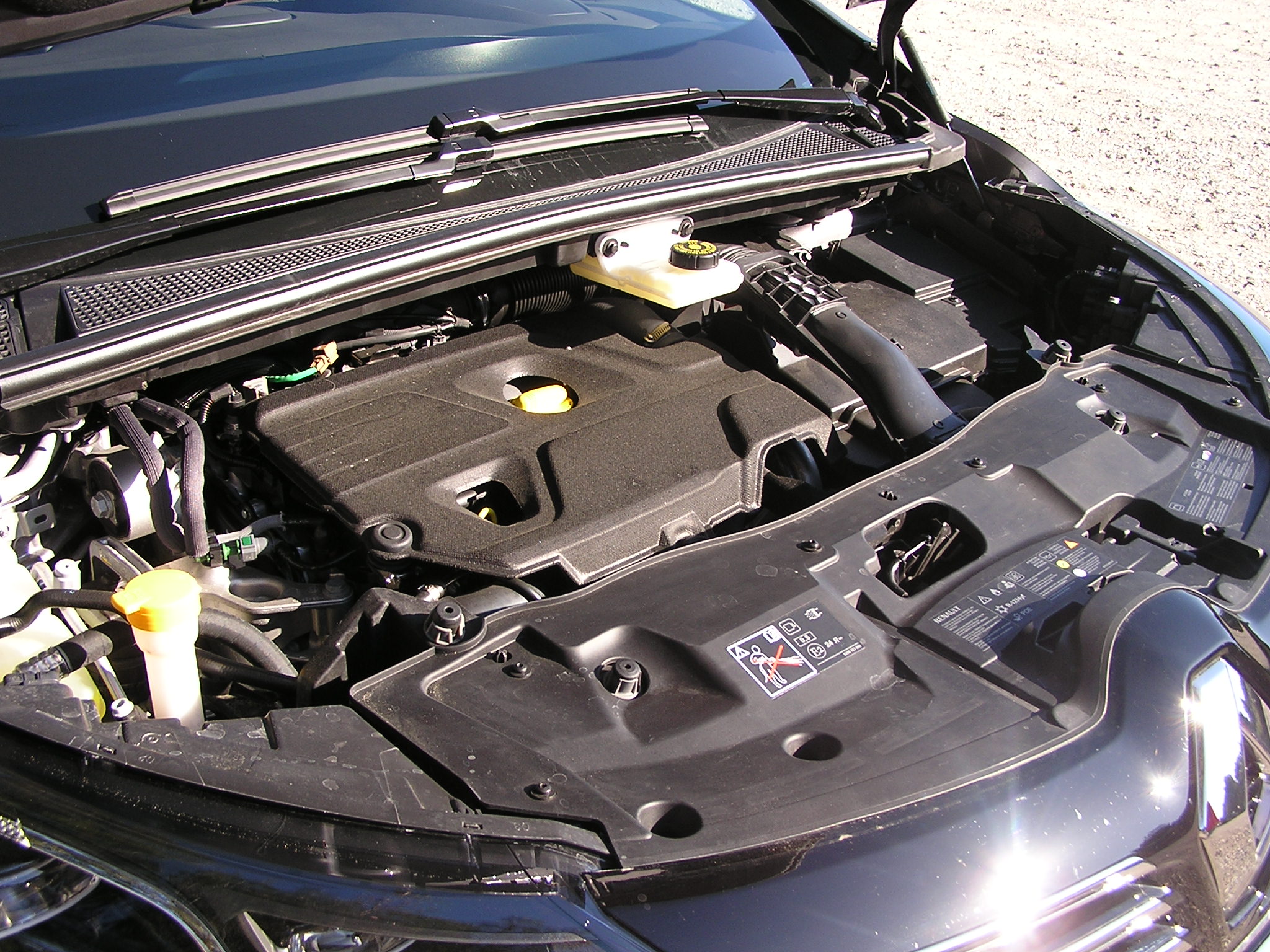 Pod kapotou je na výber z troch motorov. Všetky majú objem 1,6 litra. Najväčšou novinkou je diesel 1,6 dCi Rnergy 160 s dvoma turbodúchadlami a výkonom 118 kW. Je dobre odhlučnený.