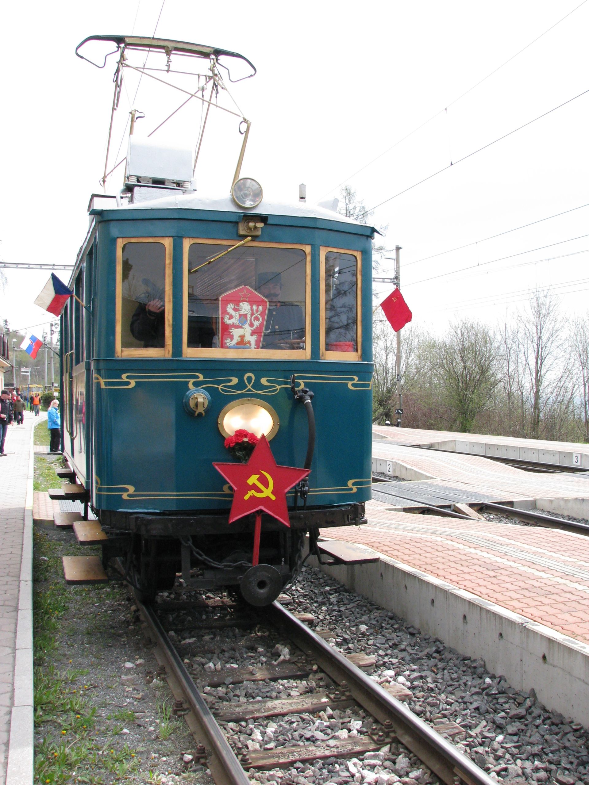 Slávnostne bola vyzdobená aj historická električka Kométa.