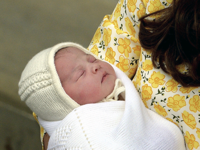 Novonarodená britská princezná v náručí svojej mamy - vojvodkyne Catherine.