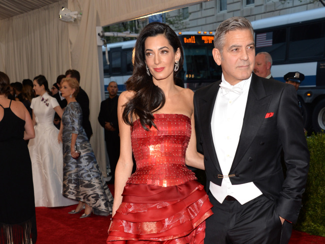 Amal Clooney prišla v kreácii John Galliano for Maison Margiela