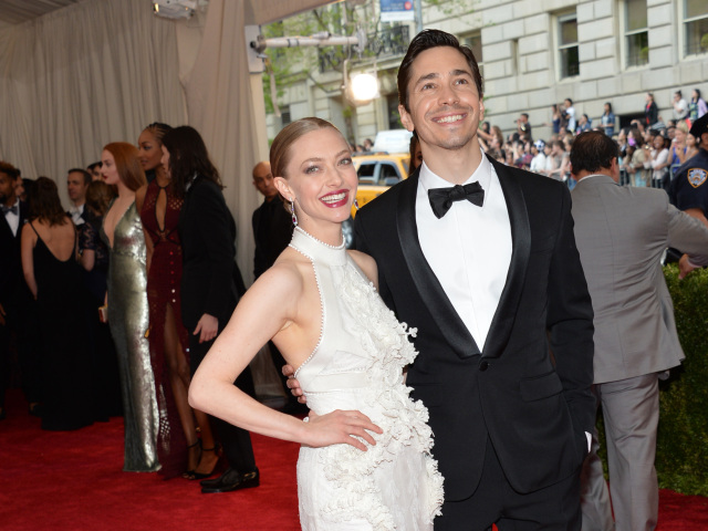 Amanda Seyfried (v kreácii Givenchy Couture) a jej priateľ Justin Long.
