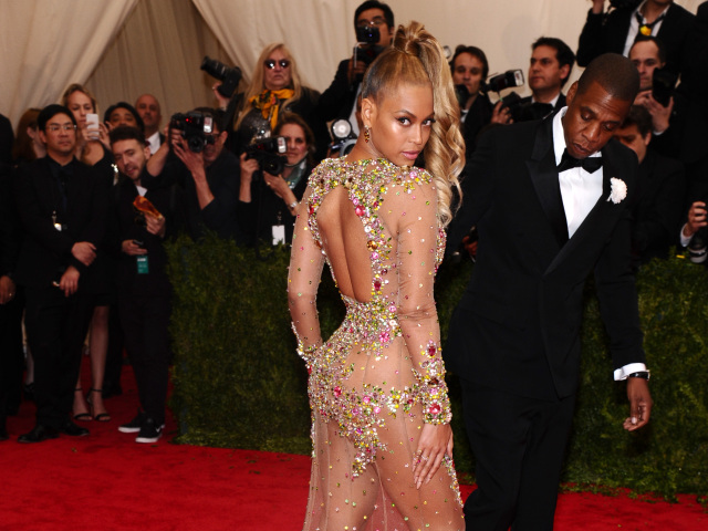 Beyonce a jej vyzývavý model od Givenchy.
