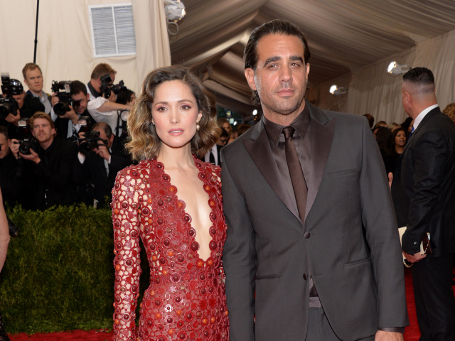 Herečka Rose Byrne (v kreácii Calvin Klein) a jej snúbenec Bobby Cannavale.