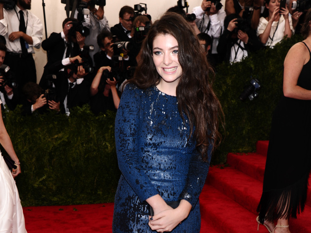Lorde prišla v šatách Calvin Klein.