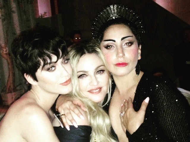 Madonna (v strede) s kolegyňami Katy Perry (vľavo) a Lady Gaga. 