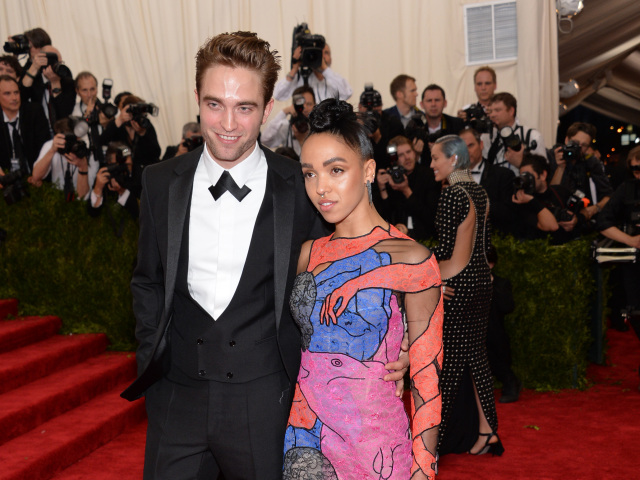 Robert Pattinson a jeho priateľka FKA Twigs prišli ako vyslanci dizajnérskej dielne Christopher Kane.