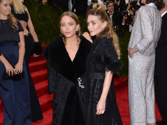 Sestry - dizajnérky odevnej značky The Row - Mary-Kate Olsen a Ashley Olsen.