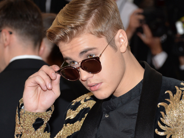 Spevák Justin Bieber odetý do značky Balmain.
