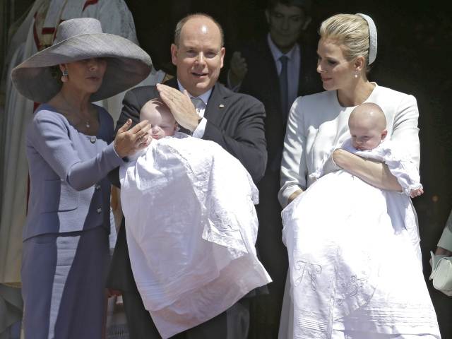 Monacký knieža Albert II. a jeho manželka - princezná Charlene pózujú médiám po krste ich potomkov - dvojičiek - princa Jacquesa Honoere Rainiera a princeznej Gabrielly Therese Marie.