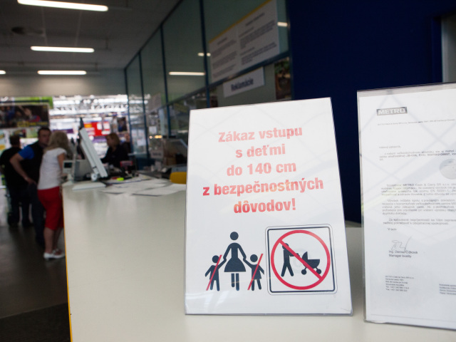 Metro, nákupné centrum, deti